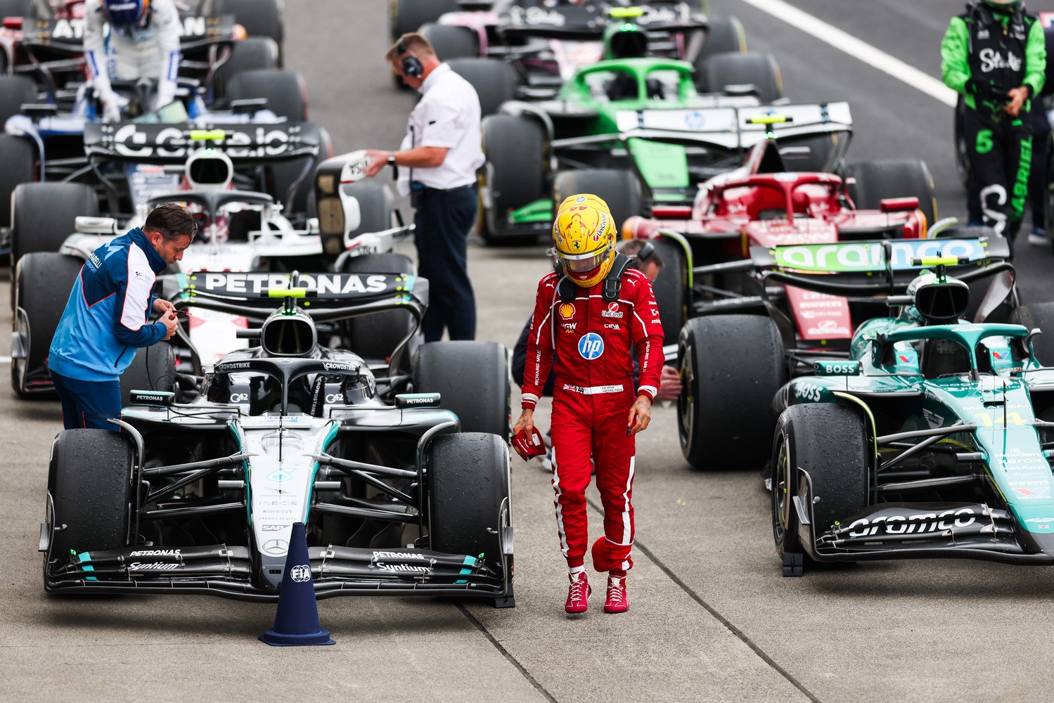  - Lewis Hamilton kétségbeesetten keresi a megoldást a Ferrari rejtélyes problémájára